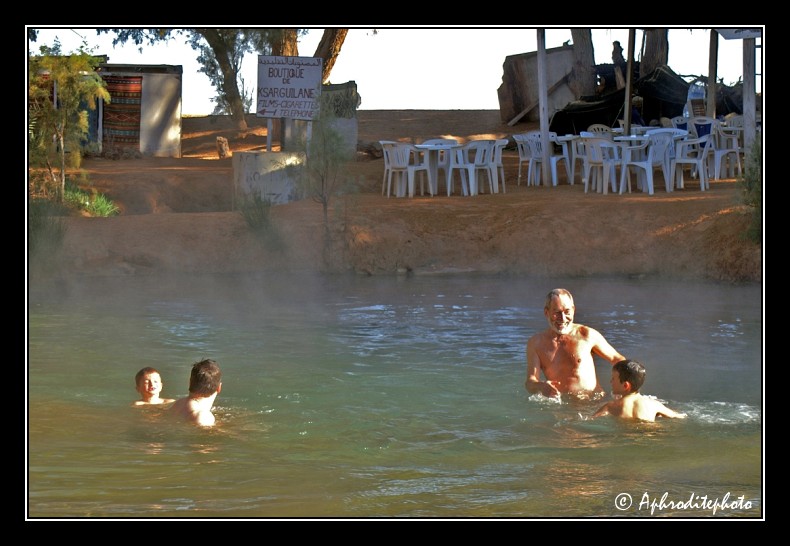 130 Plaisir de la baignade dans la source chaude de l oasis